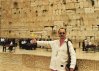 J.Baranowski z karteczką, z życzeniem udaje sie do Ściany Płaczu aby włożyć ją w szparkę Jerozolima